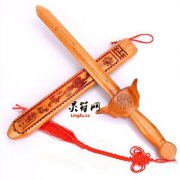 的人性图：穿高跟鞋的学生被巨手压着的小人！
