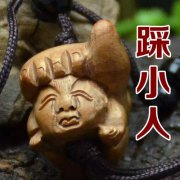 李沁怎么回事啊穿着羽绒服脚踩高跟凉鞋看上去